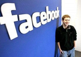 Mark Zuckerberg et le logo de Facebook
