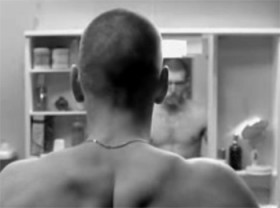 Le reflet du visage de Vinz dans son miroir (extrait du film La Haine)