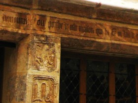 Une partie du linteau sur la façade de la maison de Nicolas Flamel