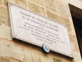 Plaque commémorative sur la maison de Nicolas Flamel