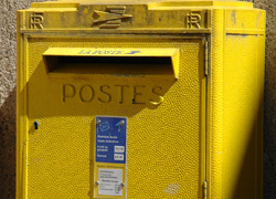 Une boîte à lettres de la Poste (crédit : JoF sur Flickr)