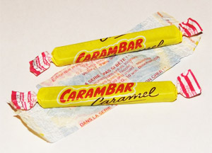 Des Carambars au caramel et une histoire drôle à l'intérieur de l'emballage