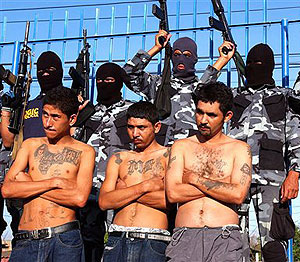 Membres de la Mara Salvatrucha arrêtés par des militaires salvadoriens