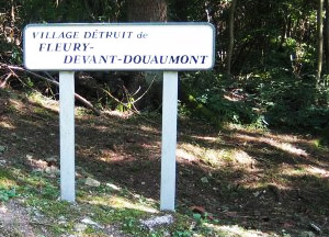 Panneau indiquant le village détruit de Fleury-devant-Douaumont (Meuse)