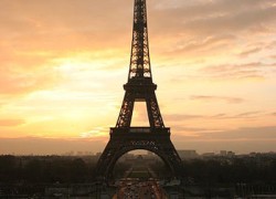 La tour Eiffel bouge !