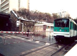 Un passage à niveau en service dans Paris